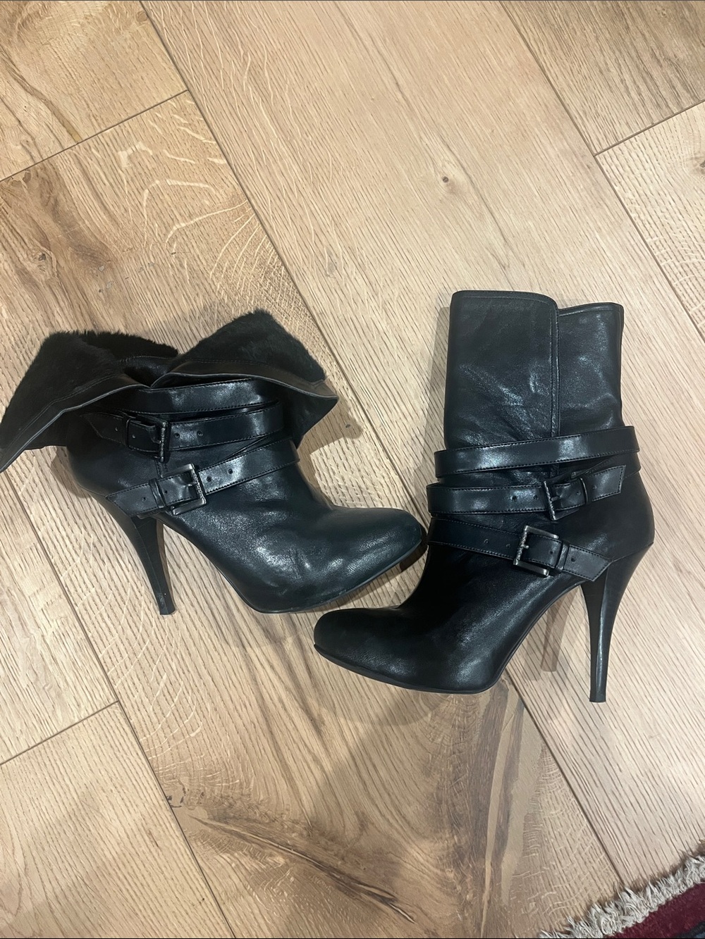 GUESS black faux fur-lined boots with buckle detail - size 9 1/2